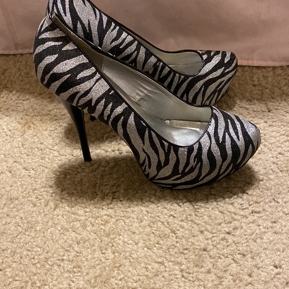 Qupid size 10, anti-slip on the bottom, small scuff on right heel. - Picture 5 of 5